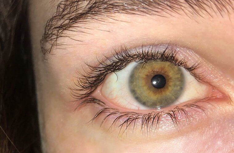 Ceux qui ont les yeux couleur noisette sont peut-être plus sûrs d'eux.