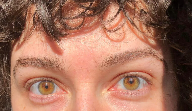 Yeux de couleur ambre