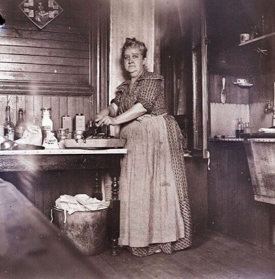 Uma mulher preparando comida em 1915