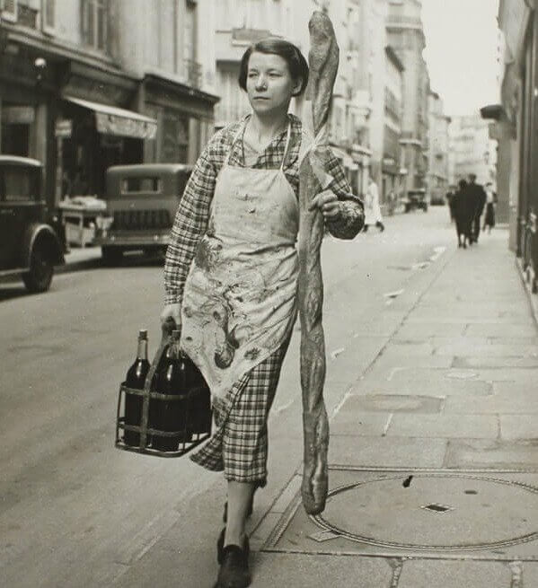 Uma mulher francesa andando pelas ruas de Paris