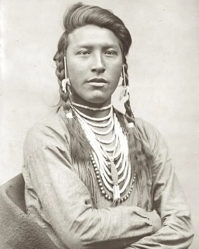 Um homem da nação Crow em Montana, 1881