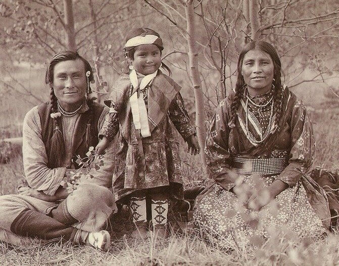 Um membro da Primeira Nação Stoney e sua família em 1907