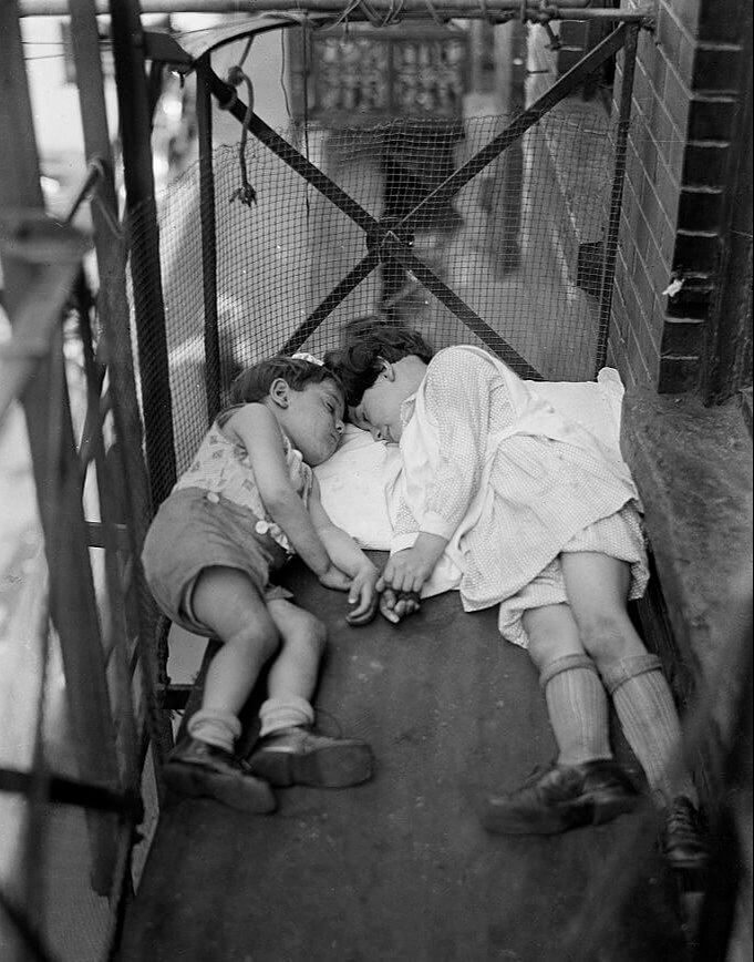 Crianças dormindo em uma escada de incêndio na Nova York de 1900