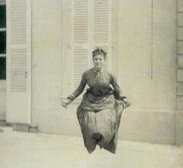 Uma mulher vitoriana brincando ao ar livre