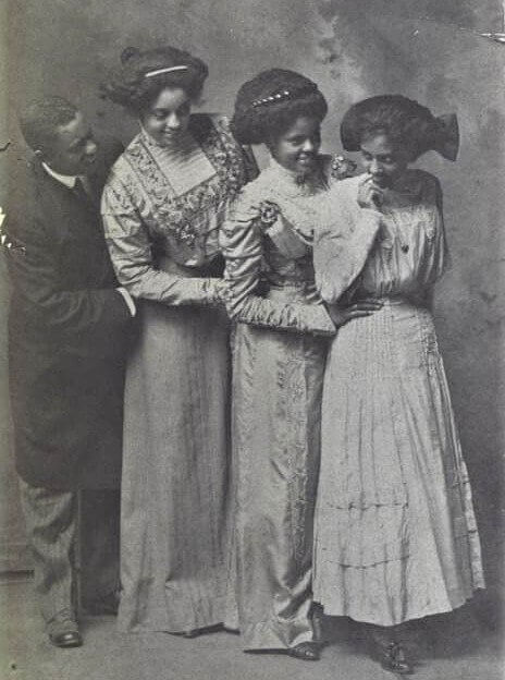 John Merrick posando com suas filhas em 1909