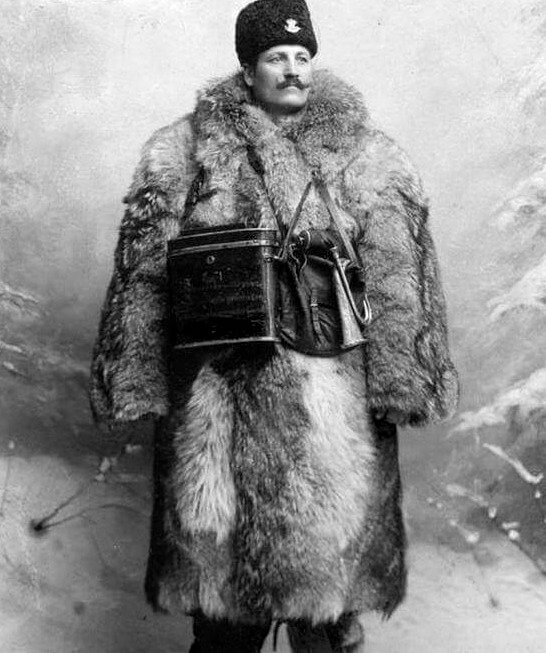 Um carteiro rural vestido com uniforme pronto para um inverno rigoroso