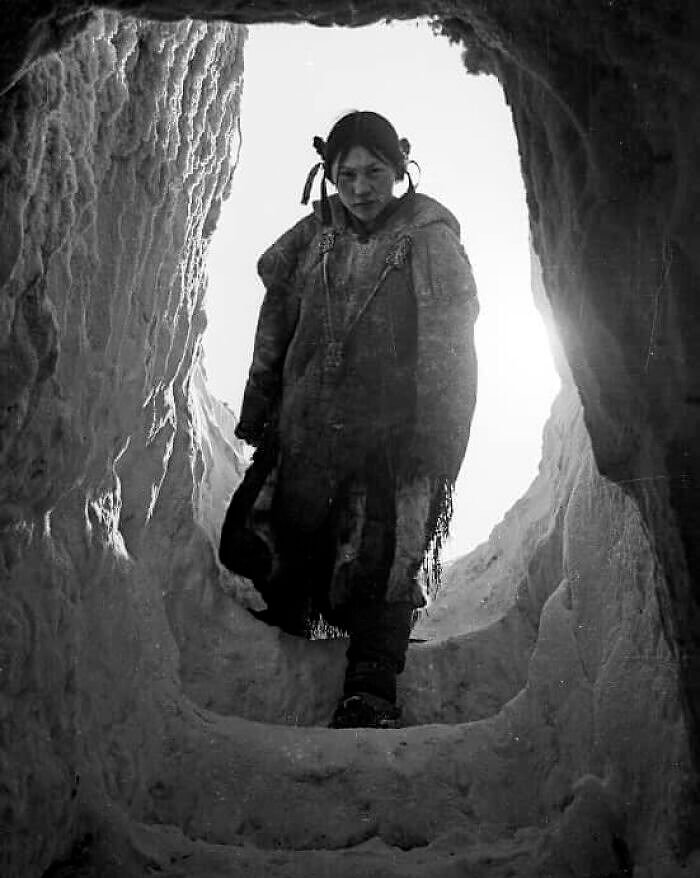 Uma imagem poderosa de uma menina inuíte em um iglu