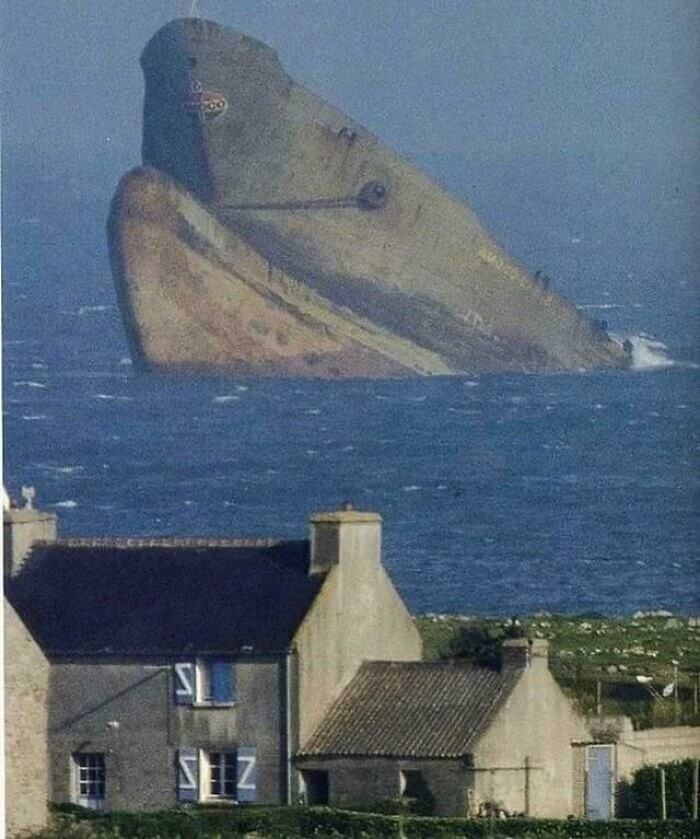 Coincé dans la mer bleue profonde