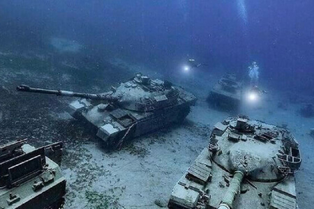 Photos d'objets artificiels immergés qui ne devraient pas être sous l'eau