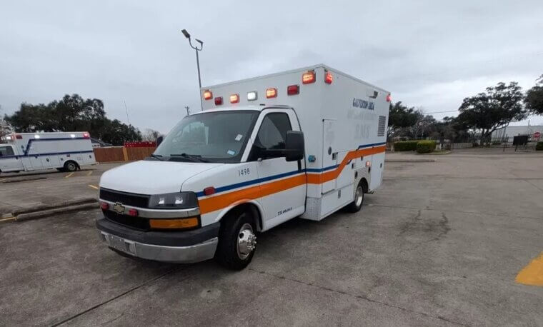 ​2013 Chevy Express 3500 6.0L Gas Type III Ambulance: $29,900