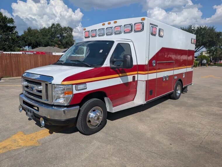 ​2017 Ford E-450 6.8L Gas Type III Ambulance: $45,900