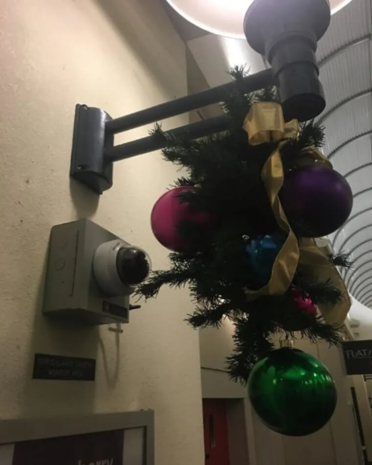 Bolas de Natal espalhadas por aí