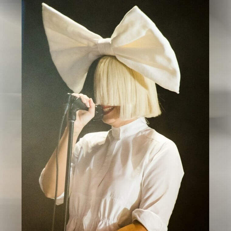 35. Sia (também conhecida como Sia Furler)