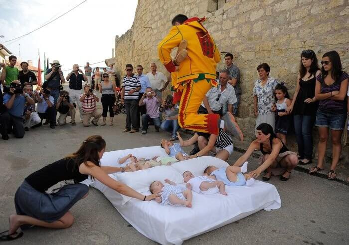 Festival de saltos de bebês na Espanha