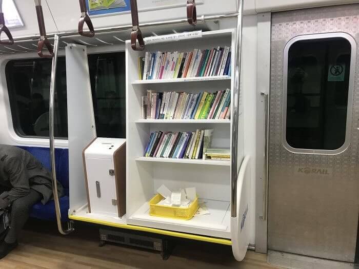 O metrô de Seul tem mini bibliotecas