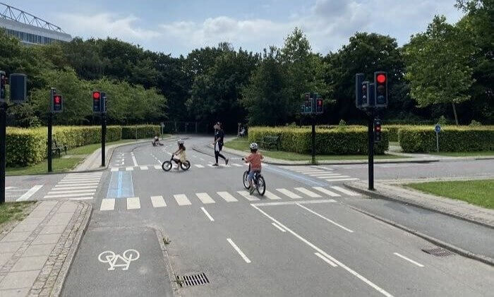 Dänische Kinder lernen auf Mini-Verkehrsspielplätzen das Radfahren