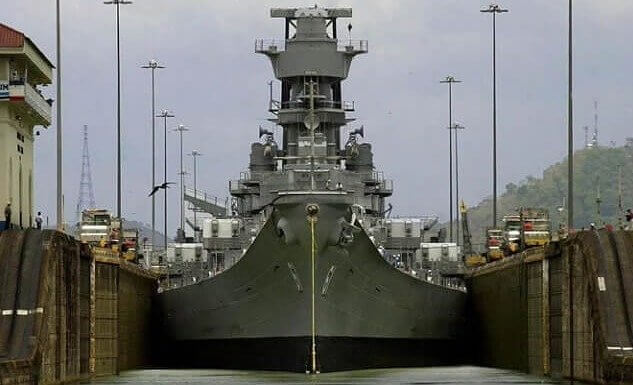 Een slagschip dat ternauwernood het Panamakanaal passeert