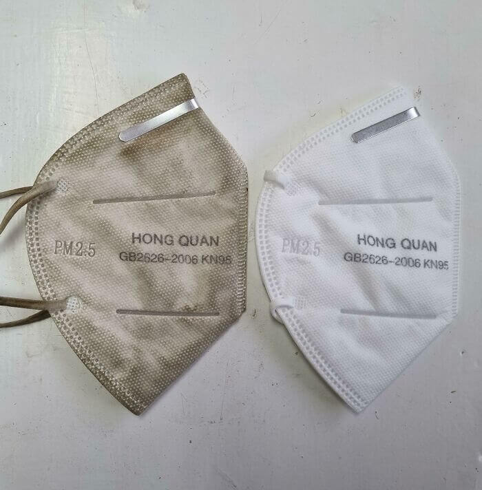 Een masker voor en na een 11-uurs dienst op het platteland van Zuid-Australië