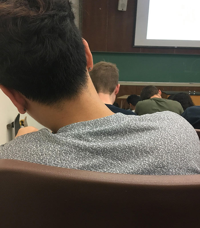 Una camisa con un guión