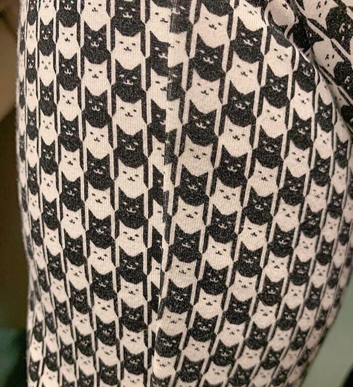 Un patrón de pata de gallo hecho con gatos