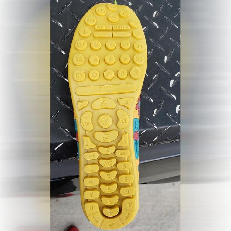 Peldaño con forma de mando a distancia