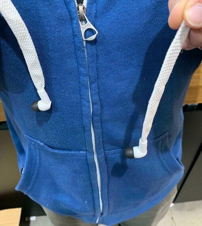 Un compañero de trabajo se dio cuenta de que su chaqueta tenía auriculares