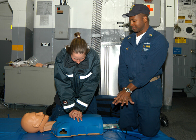 Si tu fais un massage cardiaque à quelqu'un, tu lui casseras probablement les côtes.