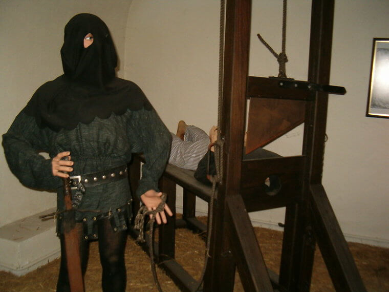 Si tu cries sur des têtes décapitées, elles te répondront.