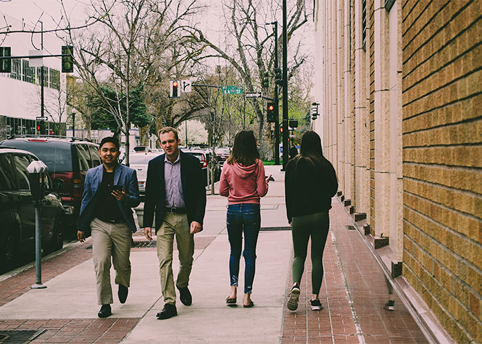 Tu pourrais passer devant quelqu'un qui est sur le point de mourir