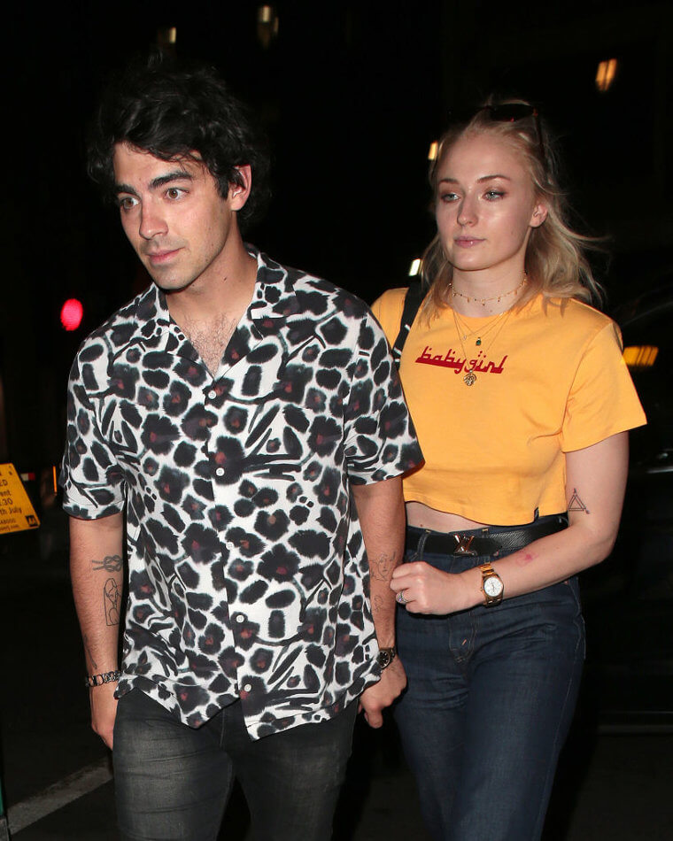 Joe Jonas si è fatto tatuare il viso di sua moglie Sophie Turner