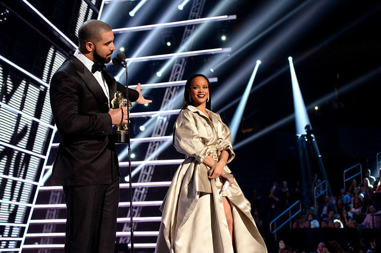Drake dichiara pubblicamente il suo amore per Rihanna con un discorso imbarazzante