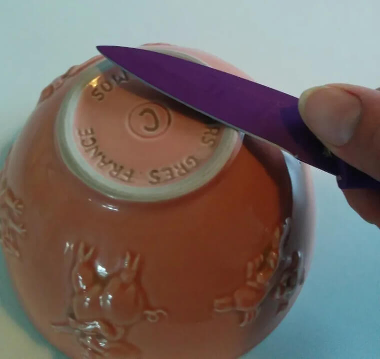 Use a Mug's Ceramic Edges to Sharpen Your Knives