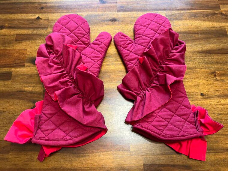 Sewn Oven Mitts Bring Personalized Style to Kitchens