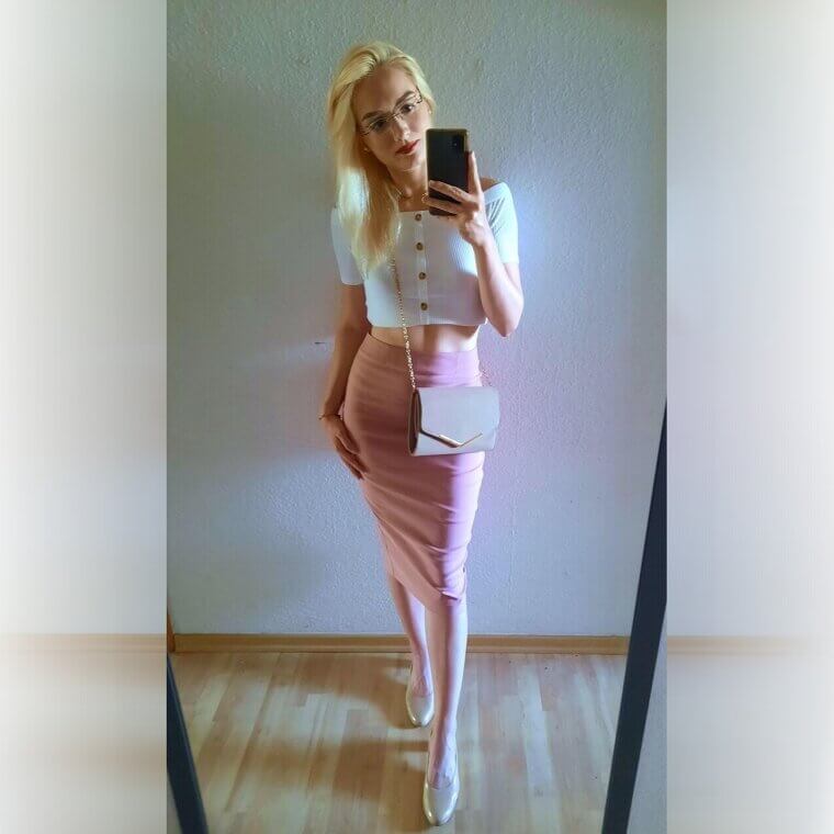 The High-Waisted Pencil Skirt in a Stretch Fabric