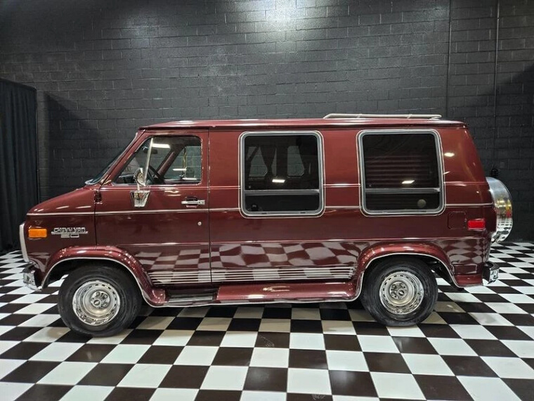 1992 Chevrolet Van G20 - $20,990