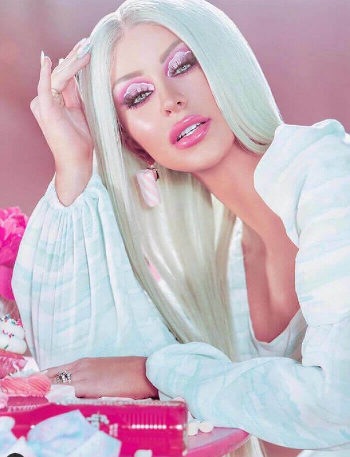 She's Got A Freakishly Long Neck, But Just Look At Her Chest