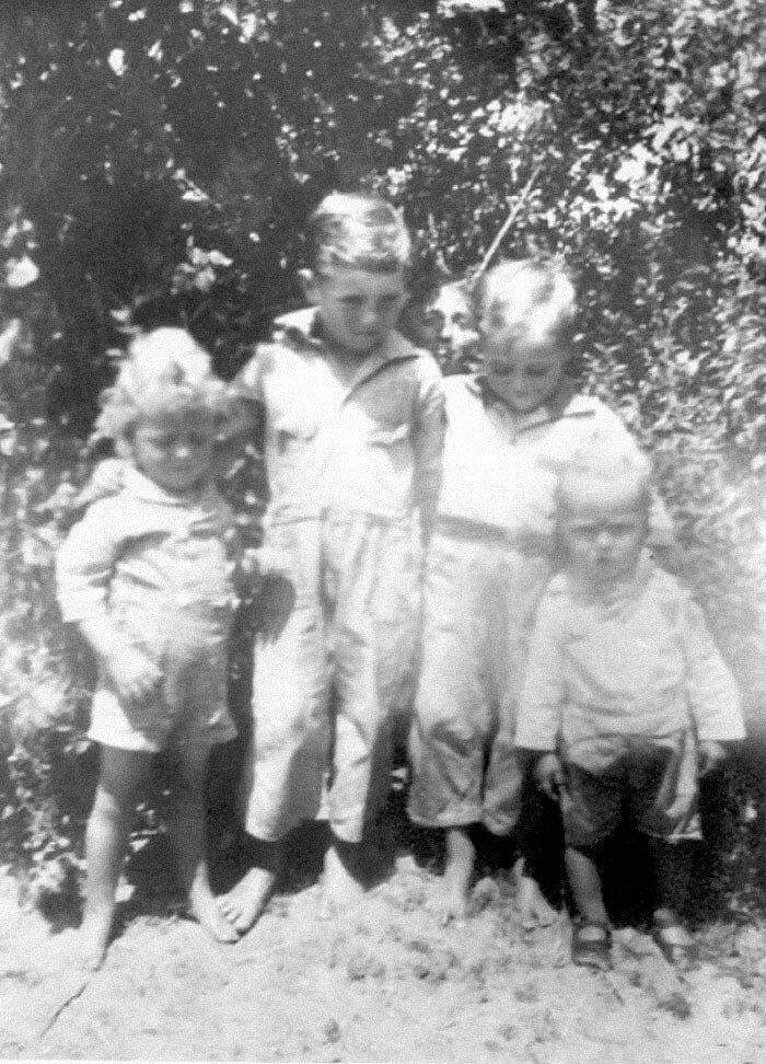 Qui est derrière nous ?