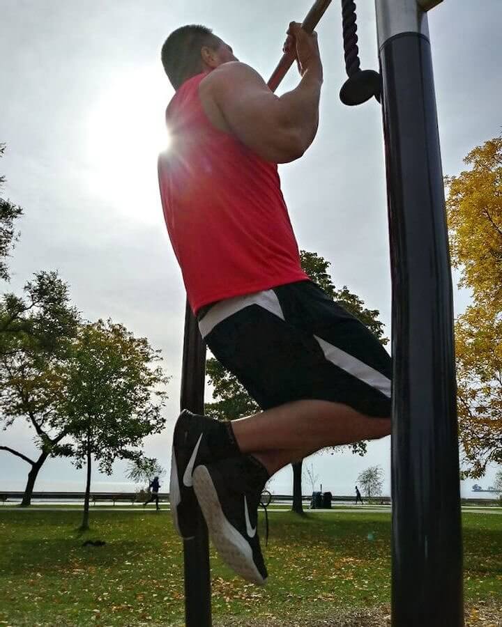 Concentratevi Sui Gomiti Per Riuscire Ad Eseguire Una Trazione