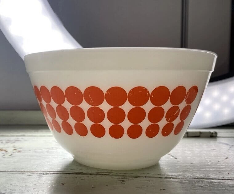 The "New Dot" Mixing Bowls That Collectors Spot Instantly