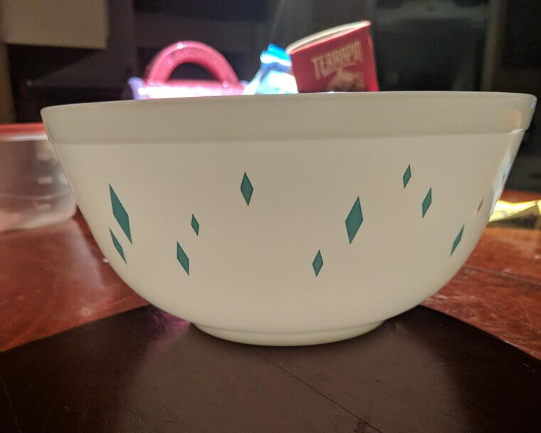 The "Turquoise Diamonds" Pyrex That Screams 1950s