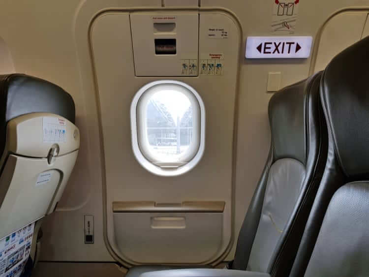 Como lidar com emergências em um avião