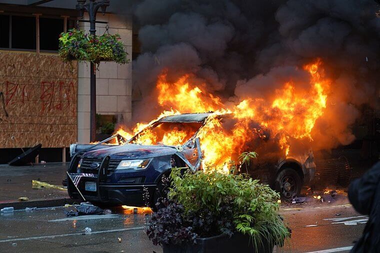 Mito: Atirar no tanque de gasolina do carro vai causar uma explosão