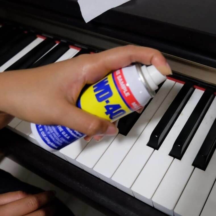 Limpe As Teclas Do Piano Com Ele
