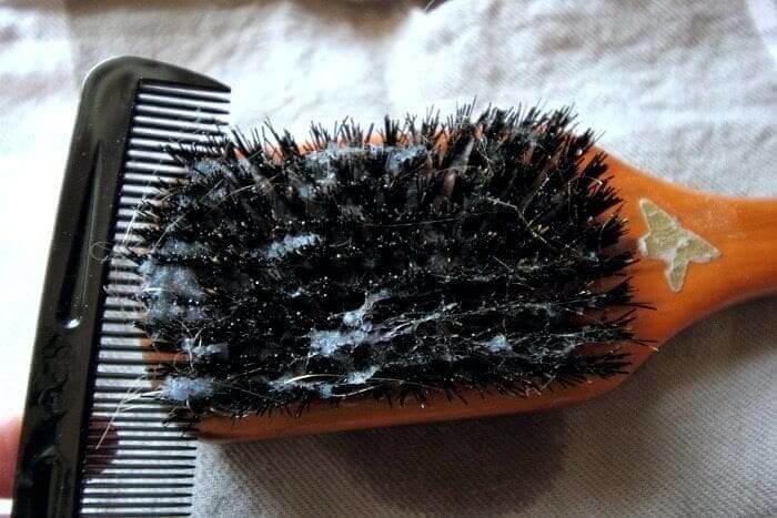 Limpe Uma Escova De Cabelo Com Ele