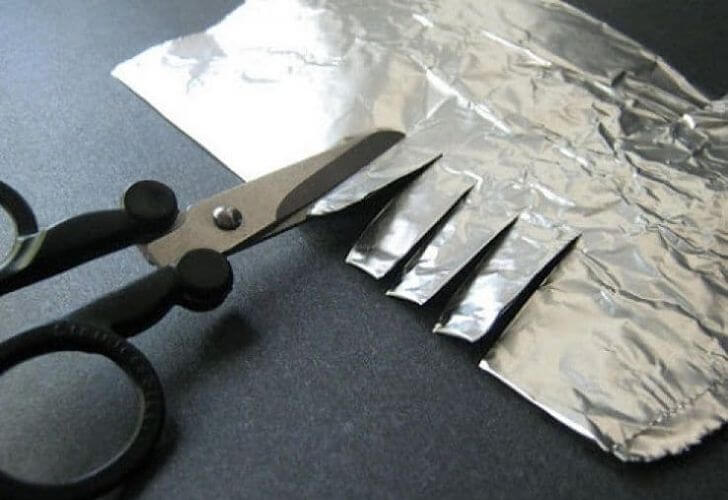 Sharpen Your Scissors With Aluminum Foil