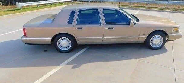 1996 Lincoln Town Car Signature - $12,500