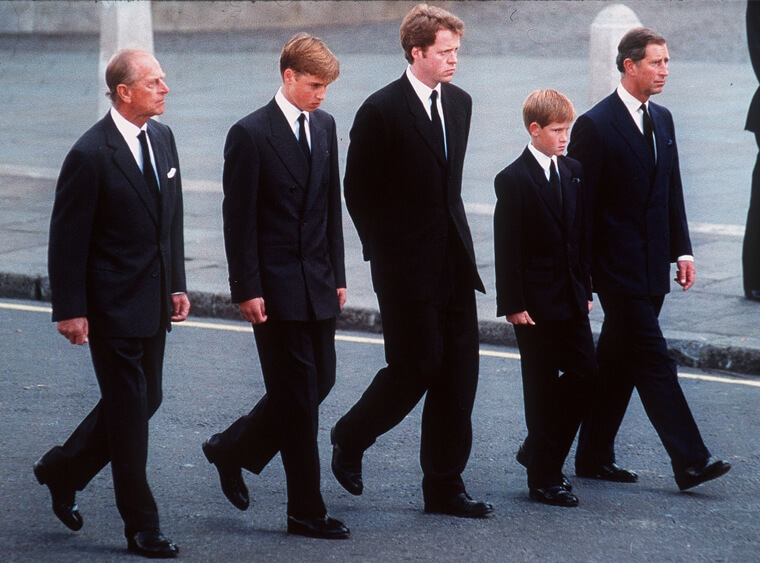 El Joven Príncipe Casi No Camina Junto A Los Demás En El Funeral De Diana