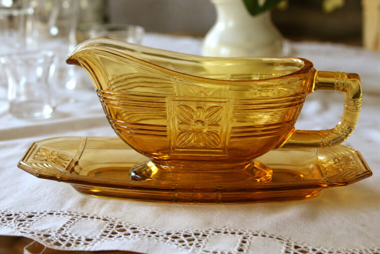 Madrid Amber Gravy Boat And Platter Set