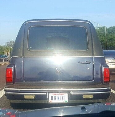 La voiture funéraire a un message pour toi
