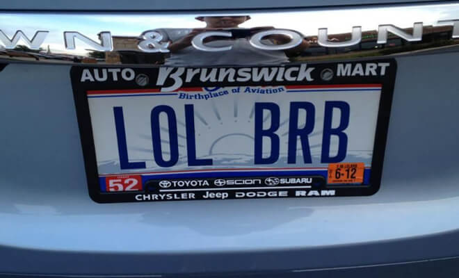 Die bizarren Nummernschilder dieser Autos haben es überraschenderweise an den Mitarbeitern der Zulassungsstelle vorbei geschafft